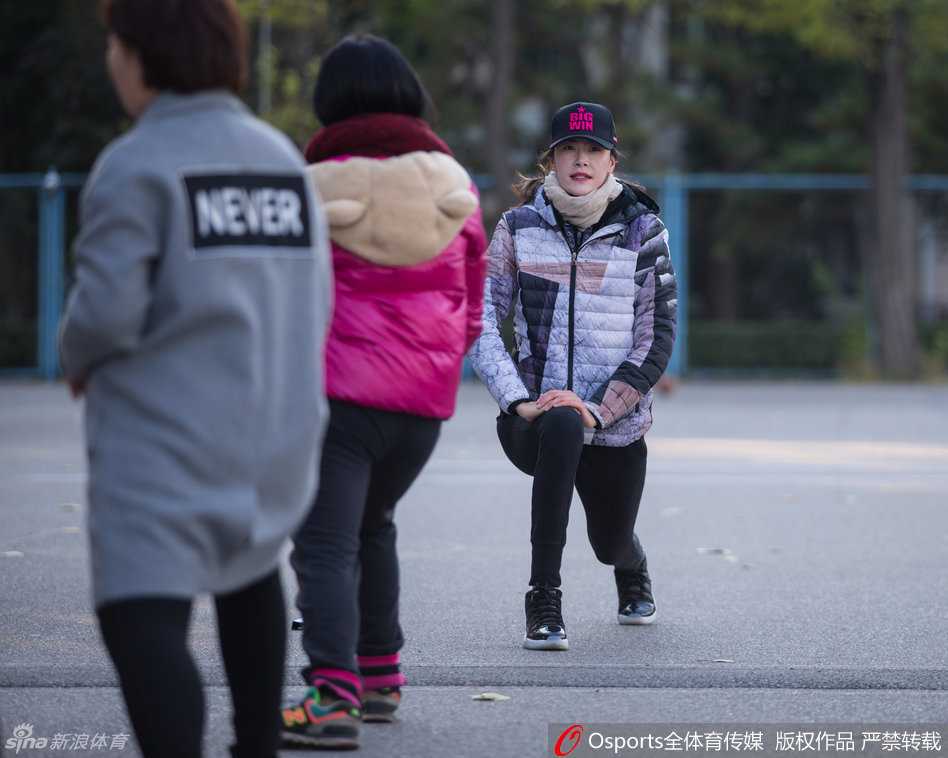 讲台上走来前女篮国手,北科大的篮球课从此不一样 一名幸运的男同学正在接受许诺的场上指导,他全神贯注地运球,身旁的老师耐心观察,这位‘幸福的男同学’引来了场边不少羡慕的目光。