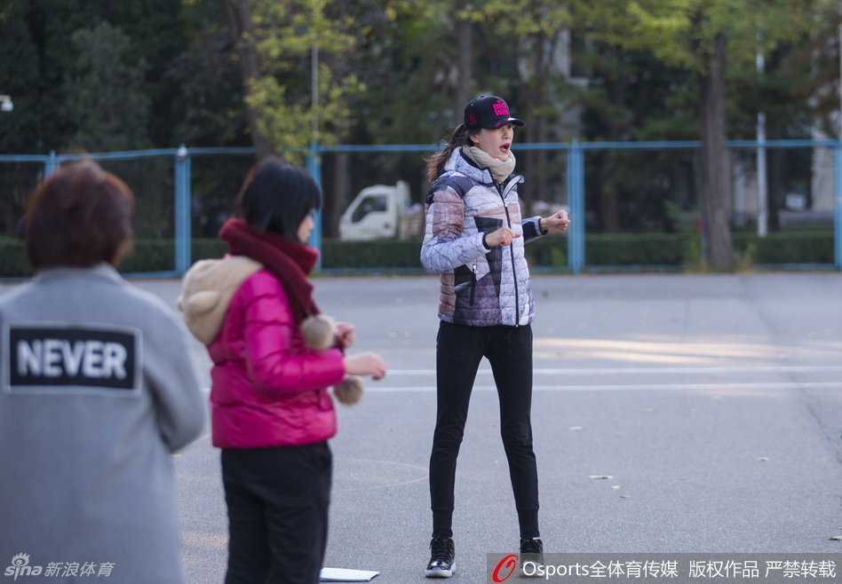 讲台上走来前女篮国手,北科大的篮球课从此不一样 许诺老师微笑着为学生讲解运球技巧,尽管身高接近两米,她却弯下腰细心地纠正每一个动作,阳光下的笑容格外温暖。
