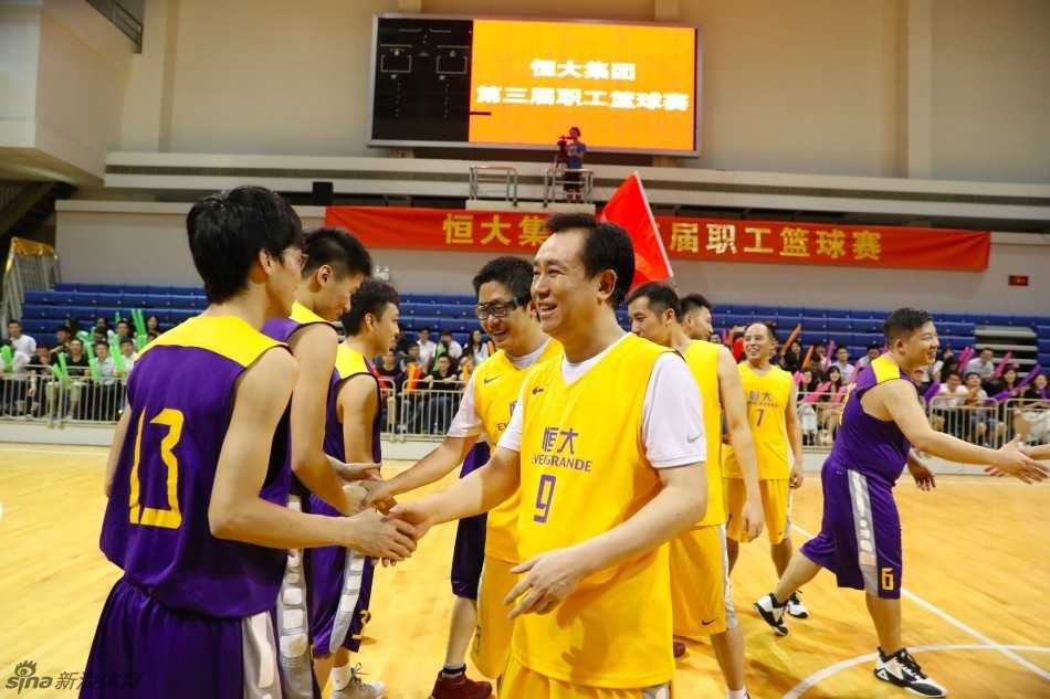 许家印狂砍三十分率队险胜 恒大集团职工篮球赛上演激情对决 面对年轻员工的严密防守,许家印毫无惧色,他运球突破,身体微微后仰,以一个教科书般的姿势稳稳将球投出,眼神中透露出坚定与自信。