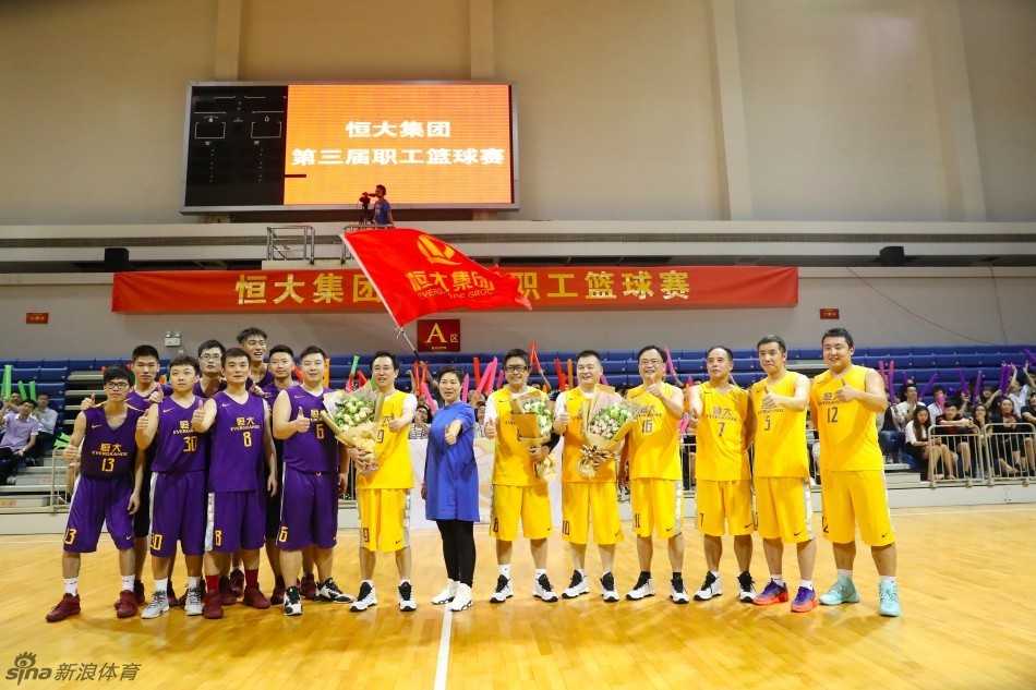 许家印狂砍三十分率队险胜 恒大集团职工篮球赛上演激情对决 许家印在赛场上目光如炬,他轻轻一跃,手中的篮球在空中划出一道优美的弧线,仿佛将商场的决胜千里之外带到了这方寸球场之上。