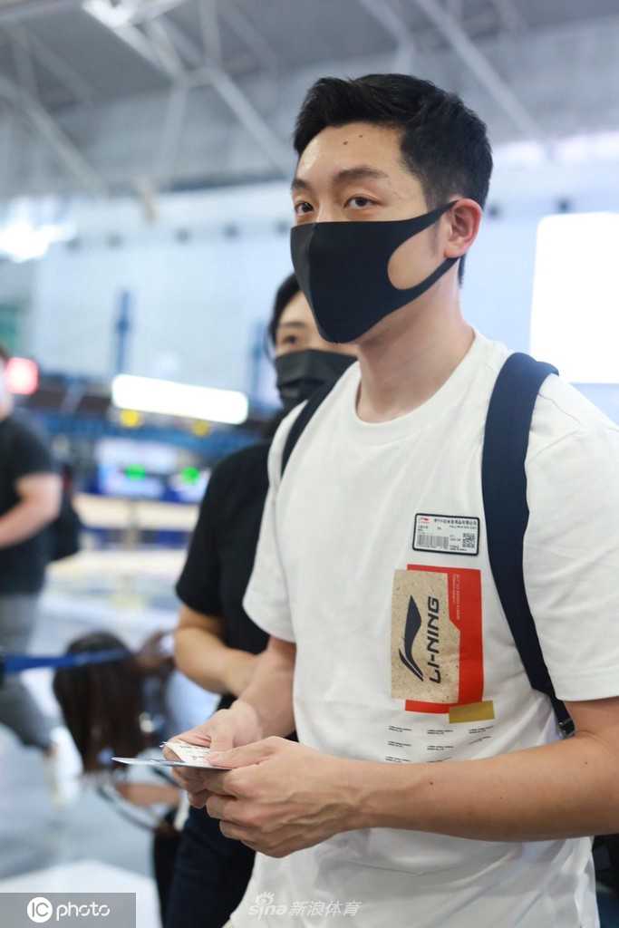 许昕结束隔离现身机场,转型“老板”赛道开启人生下半场 机场通道内,许昕调整着背包肩带,步伐坚定,从运动员到品牌创始人,他的每一步都走得稳健。