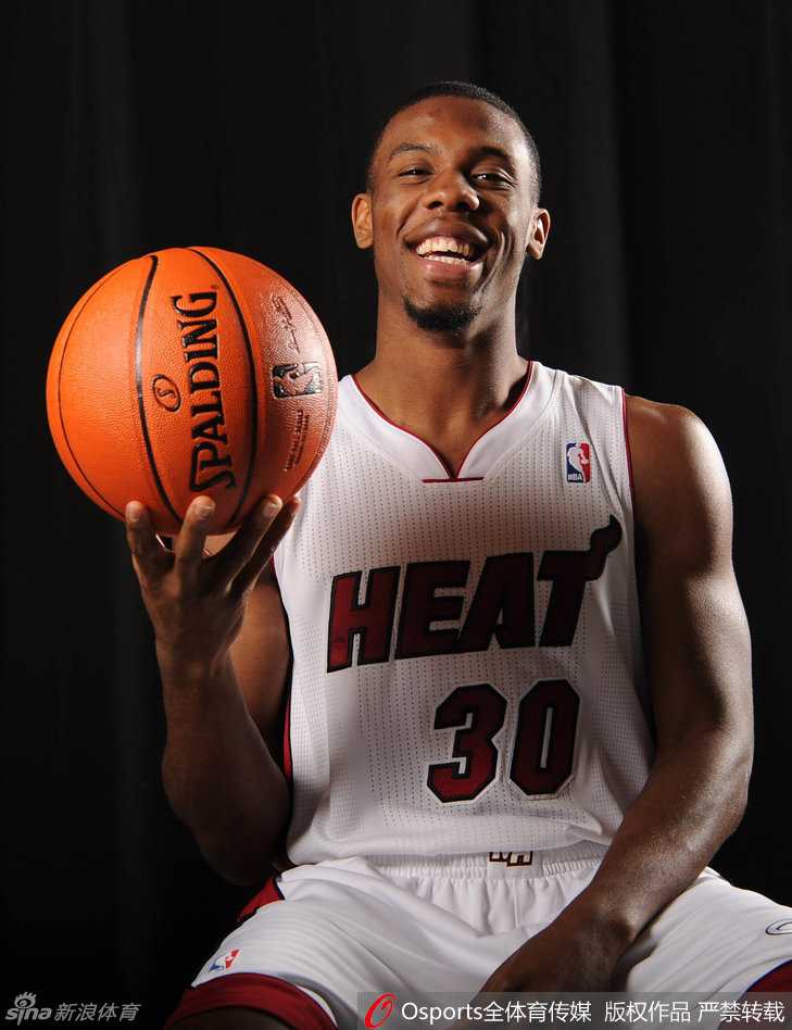 诺里斯·科尔身披热火战袍，在美航球馆的聚光灯下运球突破，眼神中透着新秀的锐气与坚定