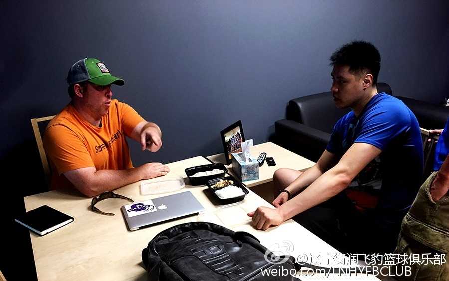 贺天举在训练师的指导下，聚精会神地进行着身体平衡性测试，身后的白板上写满了当天的训练计划，每一处细节都透露着专业与严谨。