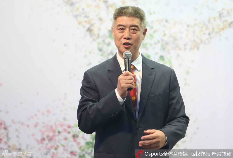 论坛签到处，姚明一身休闲西装亮相，面对镜头挥手致意，笑容灿烂，显然对即将开始的篮球资本对话充满期待。