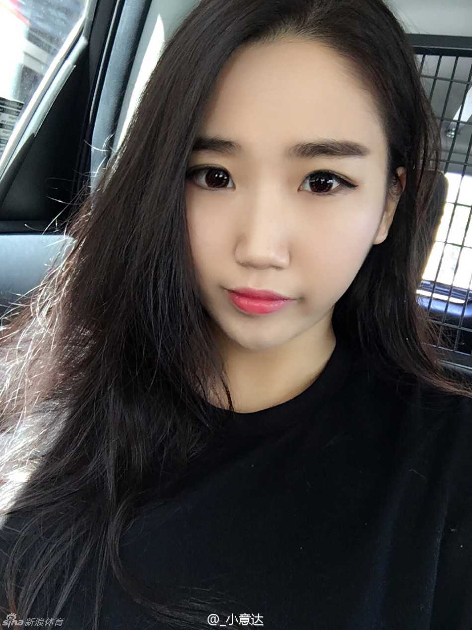 她轻抚被海风吹乱的发丝，眼神温柔地望向镜头，背后是模糊的海天一色，整个画面洋溢着恋爱中少女的甜美与宁静。