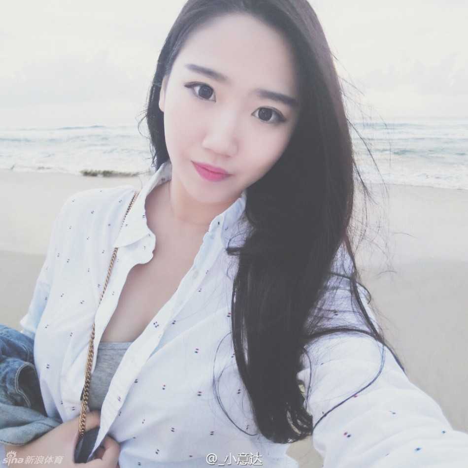 海风轻拂她的长发，阳光下笑容明媚，白皙肌肤与湛蓝海水相映，她身着清新度假装，享受着难得的悠闲时光。