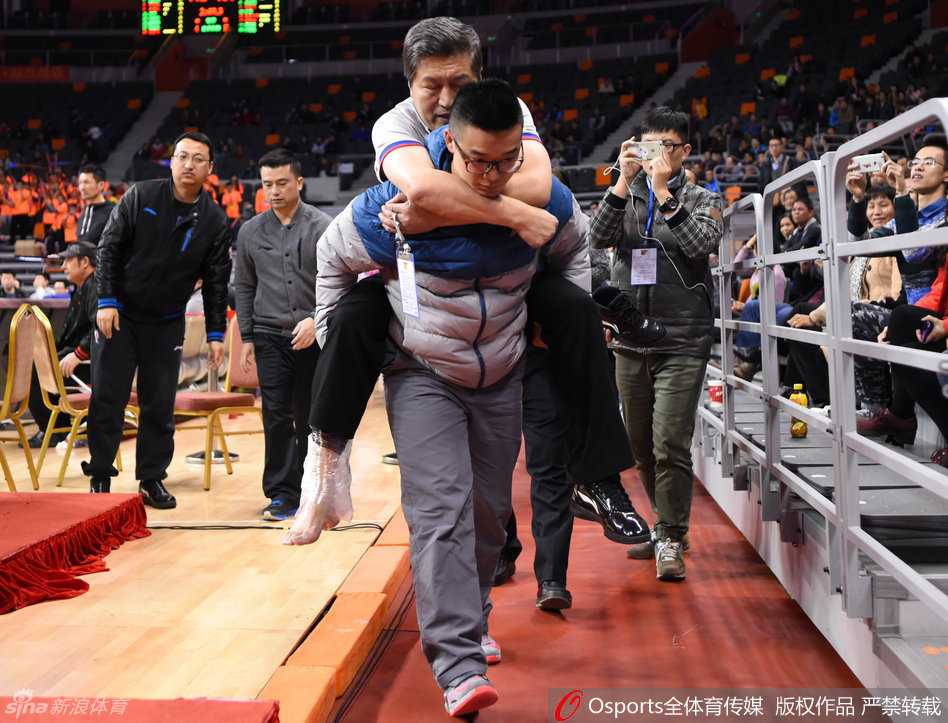 裁判痛苦倒地，手指受伤部位，身旁的广东队球员一脸茫然与关切，现场气氛瞬间凝固