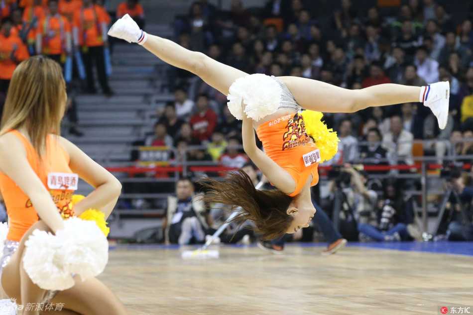 表演间隙，这位宝贝对着镜头俏皮地比出可爱的手势，妆容精致，五官立体，展现了篮球宝贝私下活泼亲切的一面。