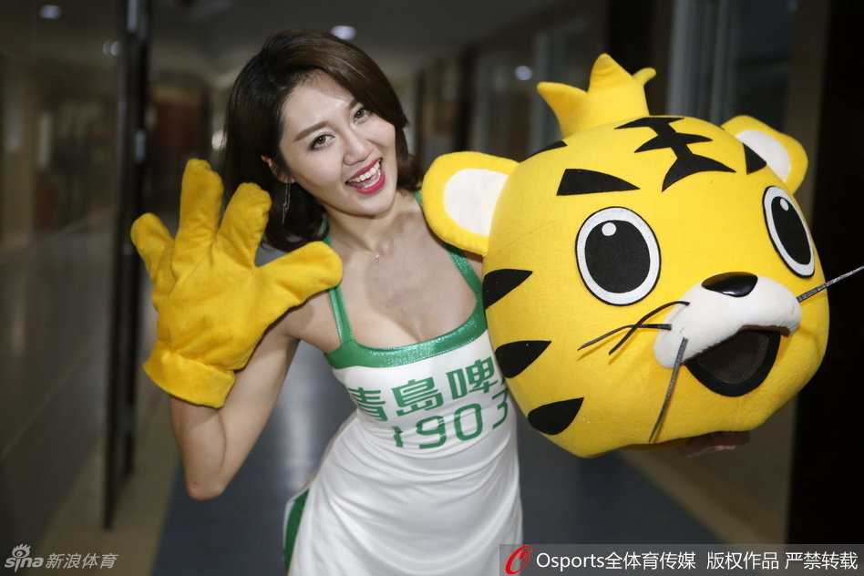 摄影师抓拍到啦啦宝贝舞姿撩人的瞬间，她随着强烈的节奏扭动腰肢，长发飞扬，眼神中充满自信与热情。