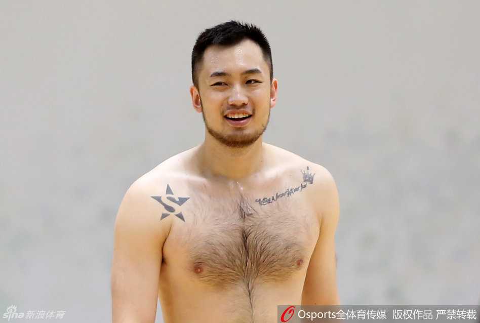 赤膊纹身显霸气,男篮北仑冲刺里约 睢冉赤膊上阵,胸前和手臂的霸气纹身清晰可见,展现硬汉本色