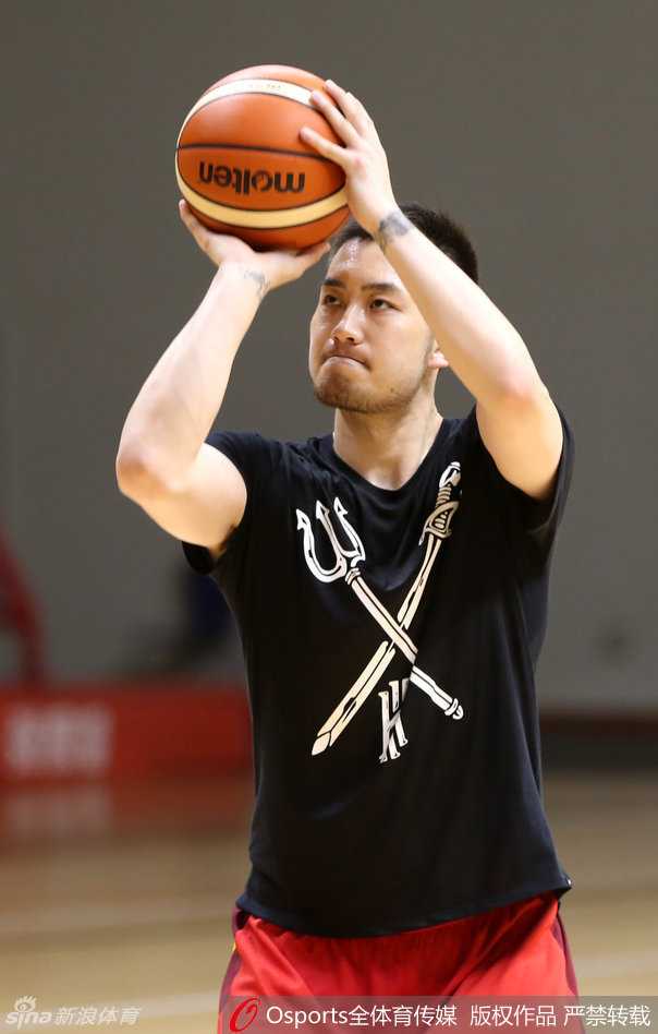 赤膊纹身显霸气,男篮北仑冲刺里约 睢冉在进行罚球训练,全神贯注地瞄准篮筐,准备出手