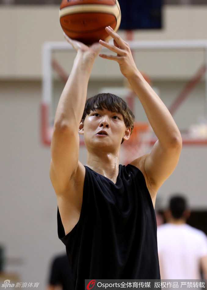 赤膊纹身显霸气,男篮北仑冲刺里约 王哲林在训练中进行发球练习,动作标准,为战术配合做准备