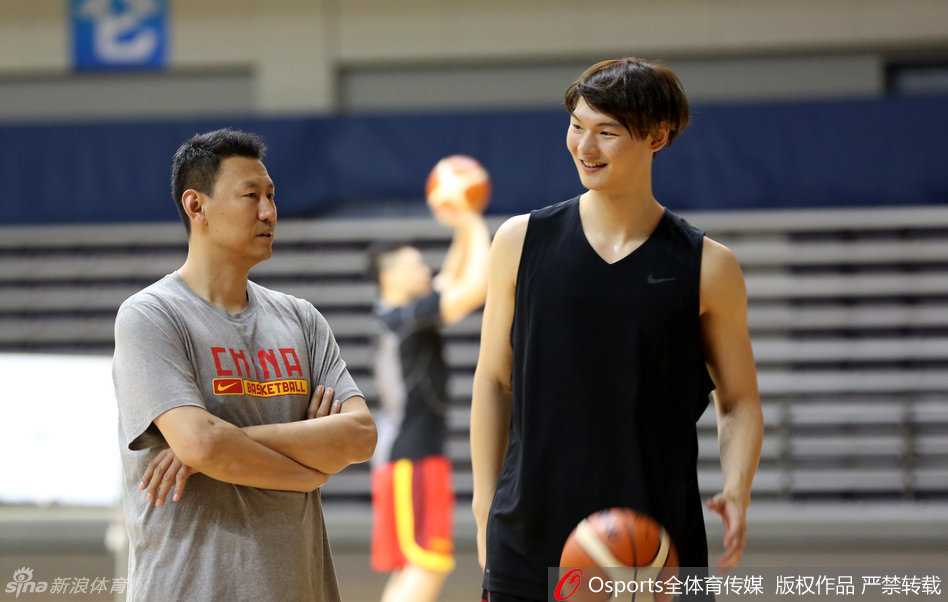 赤膊纹身显霸气,男篮北仑冲刺里约 王哲林与助理教练李楠在场边深入交流,探讨内线技术和跑位