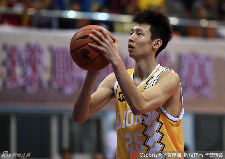 赵岩昊与胡金秋:广厦双星的闪耀之路,从国青到国家队的坚持 赵岩昊持球快速突破,胡金秋心领神会地顺下,两人眼神交汇间完成了无言的默契配合