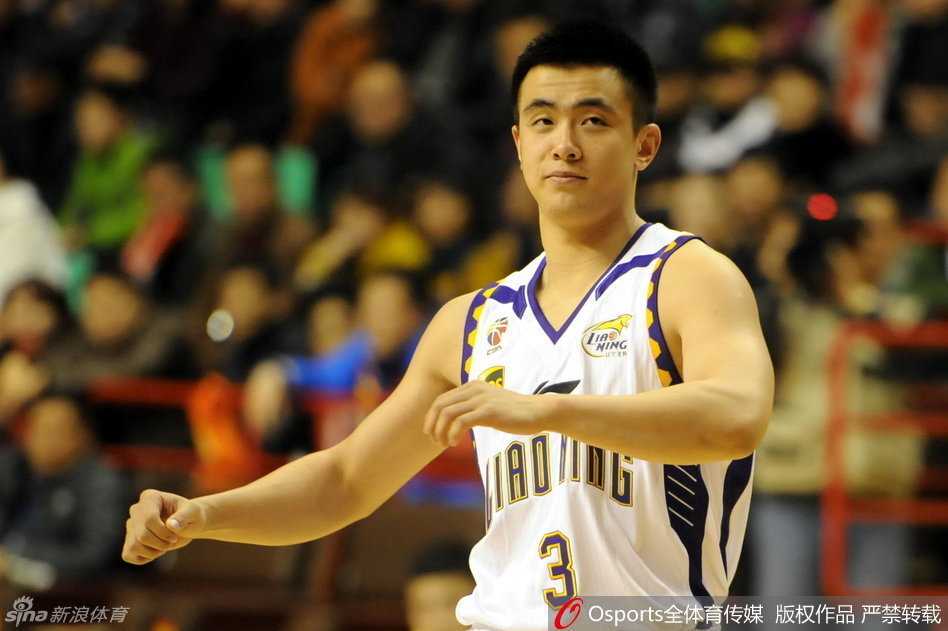 赵继伟二十一回眸:“小粗溜”用大局观书写青春华章 二十一抹阳光洒在脸上,赵继伟眼神清澈而坚定,仿佛预示着未来掌控赛场的从容