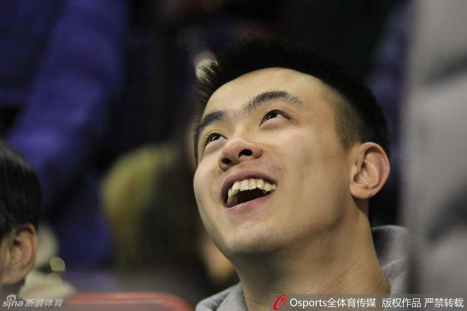 赵继伟二十一回眸:“小粗溜”用大局观书写青春华章 面对严密防守,赵继伟沉着指挥队友跑位,他的双眼仿佛能洞察全场每一个机会