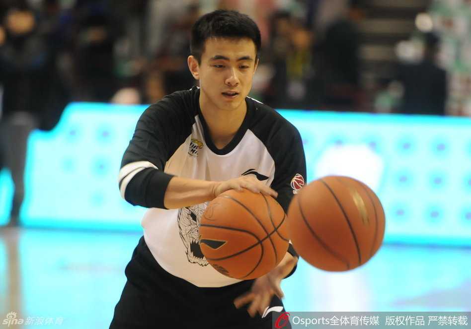 赵继伟二十一回眸:“小粗溜”用大局观书写青春华章 人民大会堂前,赵继伟与队友笑容灿烂,这份荣耀是他21岁生日最珍贵的纪念