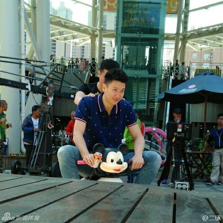 身高两米的孙悦竟骑着一辆小小的儿童车在片场滑行，他一脸搞怪的表情，与高大的身材形成巨大反差，成为片场最欢乐的瞬间。