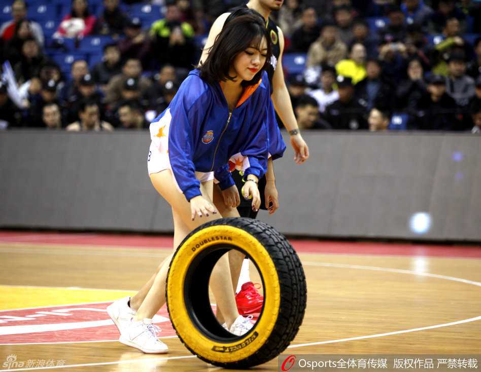 音乐节奏加快，宝贝们瞬间爆发出无限活力，她们围绕着轮胎忘情热舞，飞扬的发丝和动感的舞步让全场气氛瞬间沸腾。