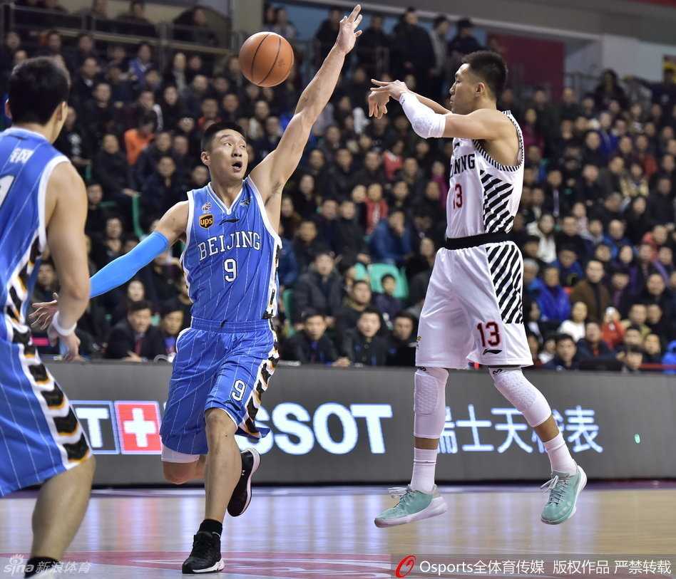 辽京大战经典回眸:郭艾伦蜕变,马布里低头 激烈的比赛中,辽宁队大外援兰多夫在拼抢中面具脱落,他索性一把扯下护具,露出坚毅的面容,准备在下一个回合中继续用强悍的防守捍卫球队的内线。