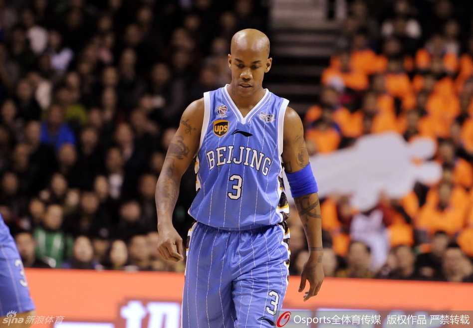 辽京大战经典回眸:郭艾伦蜕变,马布里低头 灯光照耀下的马布里,身披北京队战袍,留给镜头一个孤独而坚毅的背影。他正持球面对辽宁队的重重围堵,这位昔日的城市英雄,在这场对决中拼尽全力,却难阻球队失利的步伐。