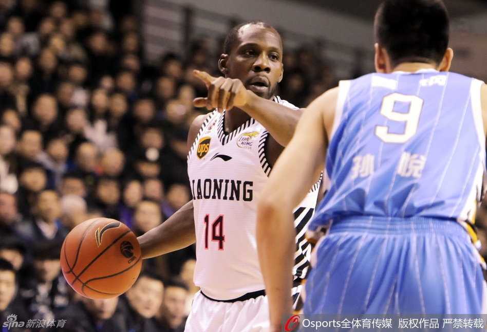 辽京大战经典回眸:郭艾伦蜕变,马布里低头 北京队后卫方硕在辽宁队的严密防守下艰难起跳上篮,他身体在空中微微后仰,试图避开封盖,作为年轻后卫,他在与辽宁队的缠斗中努力吸取着宝贵的经验。