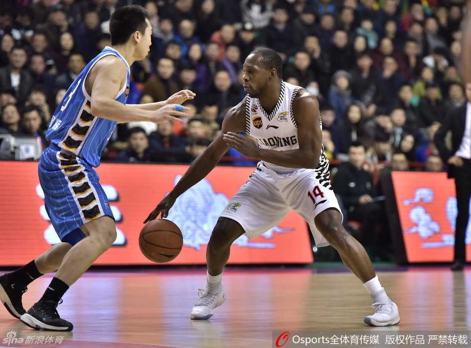 辽京大战经典回眸:郭艾伦蜕变,马布里低头 郭艾伦像一道闪电般掠过北京队的重重防线,他眼神坚毅,在对方内线球员的长臂封盖到来之前,将球高高抛起,篮球划出一道美妙的弧线飞向篮筐。