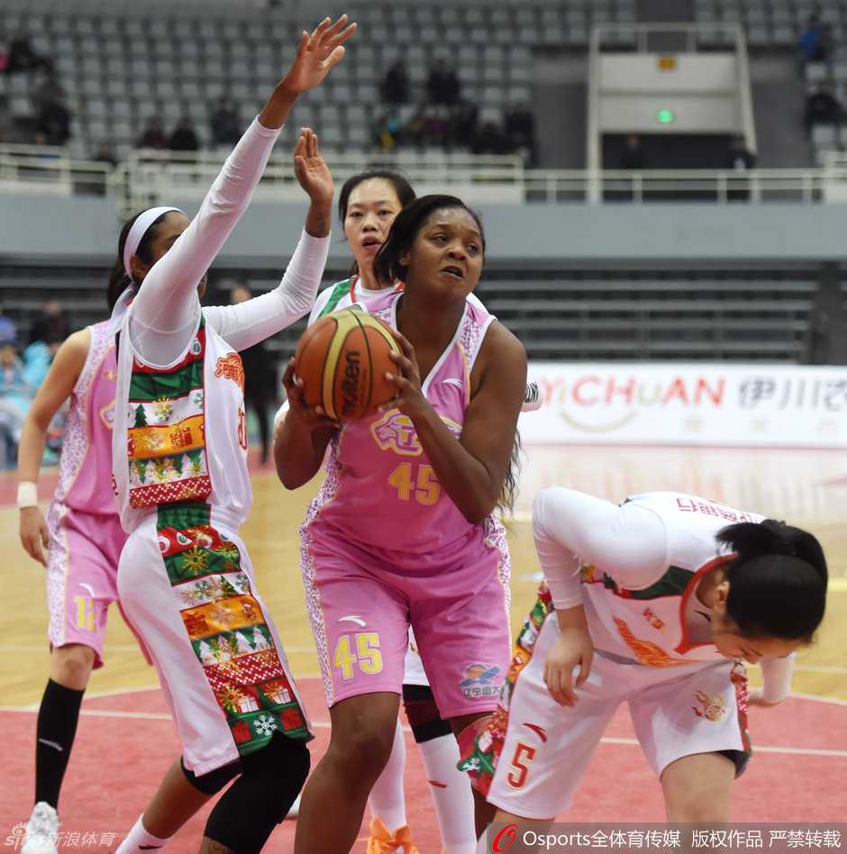 辽宁女篮客场大胜河南占得先机,季后赛门票近在咫尺 辽宁队外援布拉克斯顿在河南队内线多人包夹之下,依然强硬起身投篮,展现出不可阻挡的统治力。