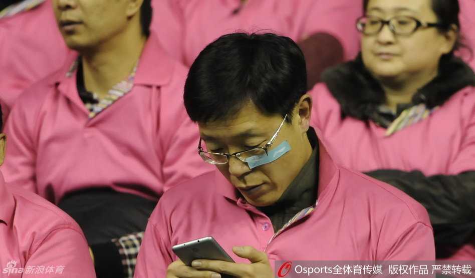 最后再看一眼这枚创可贴的特写，蓝色的贴纸下，仿佛藏着郭艾伦坚毅的眼神和球迷们无尽的呐喊。它很小，小到可以轻易撕下；它又很大，大到承载了一整个赛季的温情与一座城市的篮球信仰。