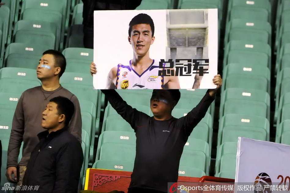 赛后，人潮涌动的看台上，一名小球迷坐在父亲的肩头，脸上贴着蓝色创可贴，小手挥舞着充气棒。这份属于辽篮的传承，在父与子之间、在球迷与球队之间，无声地流淌。