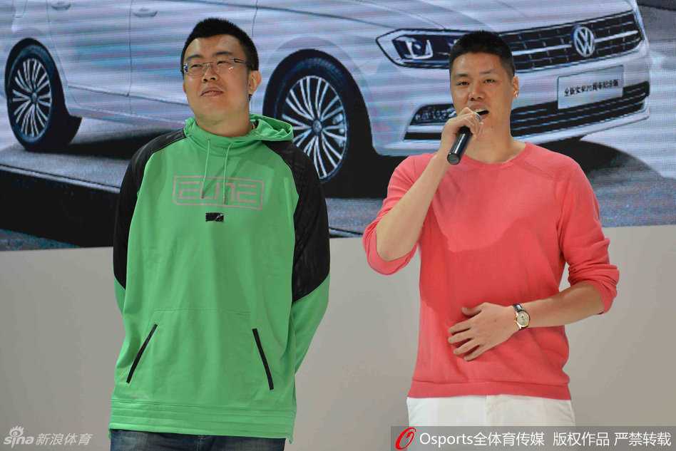 辽宁男篮三将亮相车展 韩德君萌态十足引粉丝尖叫 廉明低着头,专注地为热情的球迷在篮球上签名,他的认真态度和对球迷的尊重在这一刻展现得淋漓尽致。