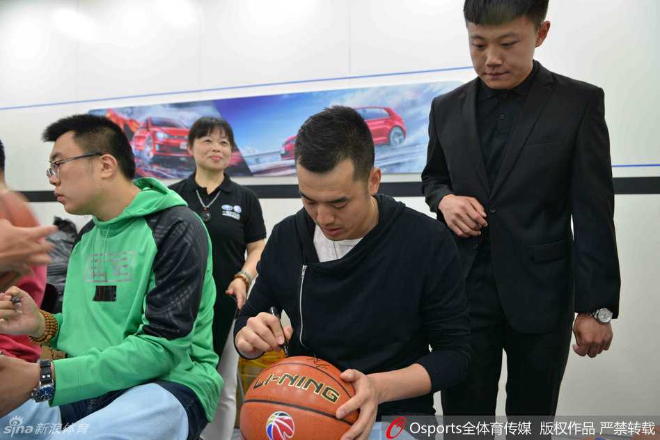 辽宁男篮三将亮相车展 韩德君萌态十足引粉丝尖叫 在喧嚣的车展现场,辽宁三将受到众多球迷的追捧,他们面带微笑,耐心地与支持者们互动,场面热烈而有序。