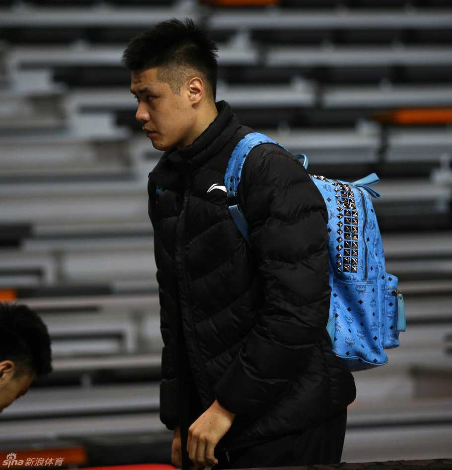 辽宁男篮光影瞬间:那些笑容与汗水交织的争冠岁月 刘志轩在全神贯注地练习投篮,汗水浸湿了球衣,重复着枯燥的投篮动作只为在比赛中能稳稳命中每一球