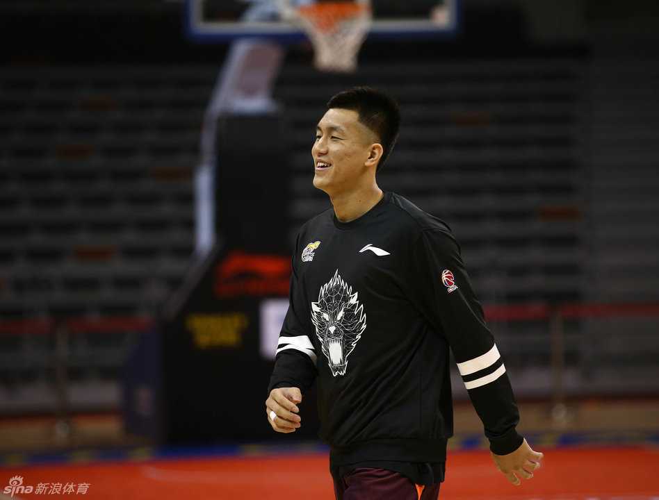 辽宁男篮光影瞬间:那些笑容与汗水交织的争冠岁月 核心后卫郭艾伦在训练场上开怀大笑,露出整齐的牙齿,眼神里满是对篮球纯粹的热爱与自信