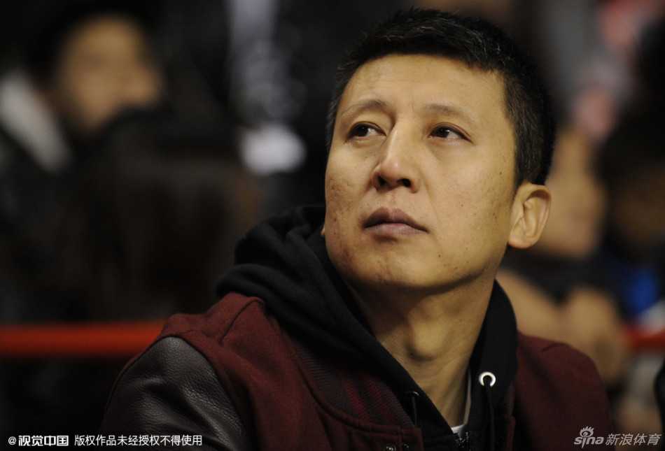 辽宁男篮本溪壮行会,郭艾伦续约后心情大好亮相 郭艾伦在签名后抬头与周围的球迷互动问候,他的脸上带着标志性的开朗笑容,似乎在向不远处的球迷打招呼。