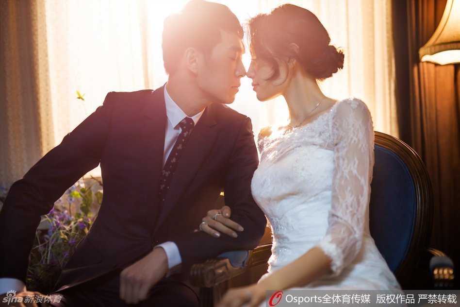 辽宁迎亲日,金陵结缘时:同曦射手马壮与女排自由人张薇的跨项爱情长跑 在复古风格的室内布景中,马壮轻搂张薇的纤腰,张薇则手捧香槟色花束依偎在爱人肩头,两人脸上洋溢着幸福而满足的微笑。