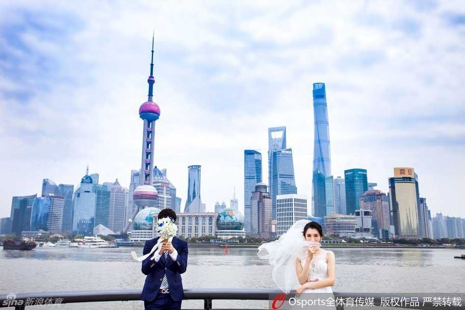 辽宁迎亲日,金陵结缘时:同曦射手马壮与女排自由人张薇的跨项爱情长跑 在一处充满设计感的旋转楼梯上,马壮身着深色礼服绅士般牵起张薇的手,张薇的长裙拖尾顺着台阶优雅垂下,画面宛如童话中的王子与公主。