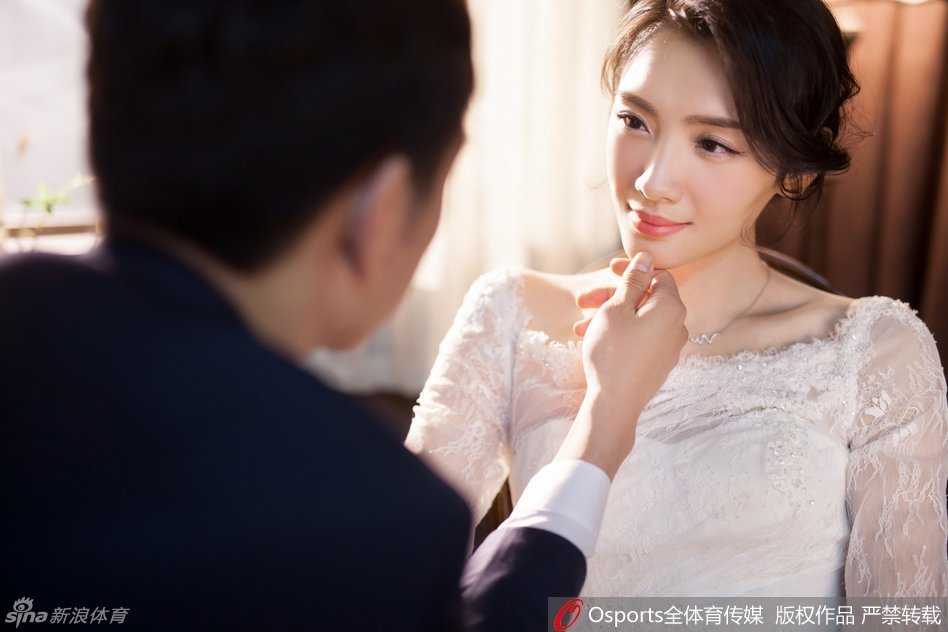 辽宁迎亲日,金陵结缘时:同曦射手马壮与女排自由人张薇的跨项爱情长跑 张薇身穿中式红色秀禾服端坐,金线刺绣更显华贵,马壮则身着同色系长衫马褂从身后温柔环抱,传统婚服的喜庆氛围浓郁。