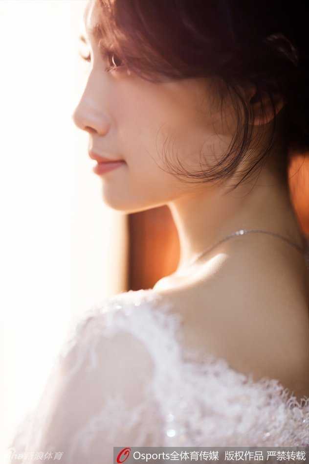 辽宁迎亲日,金陵结缘时:同曦射手马壮与女排自由人张薇的跨项爱情长跑 夜幕降临时分,马壮与张薇在城市的璀璨灯光背景下相拥而吻,礼服在夜色中格外夺目,浪漫的氛围弥漫在整个画面中。