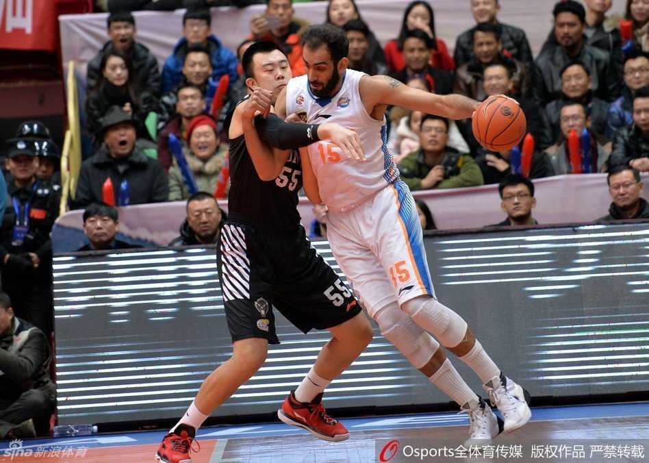 辽川决烽火重燃:郭少妙传联动哈神,哈达迪内线铸就天堑 韩德君在内线要位成功,张开手臂大声向队友要球,眼神坚定霸气