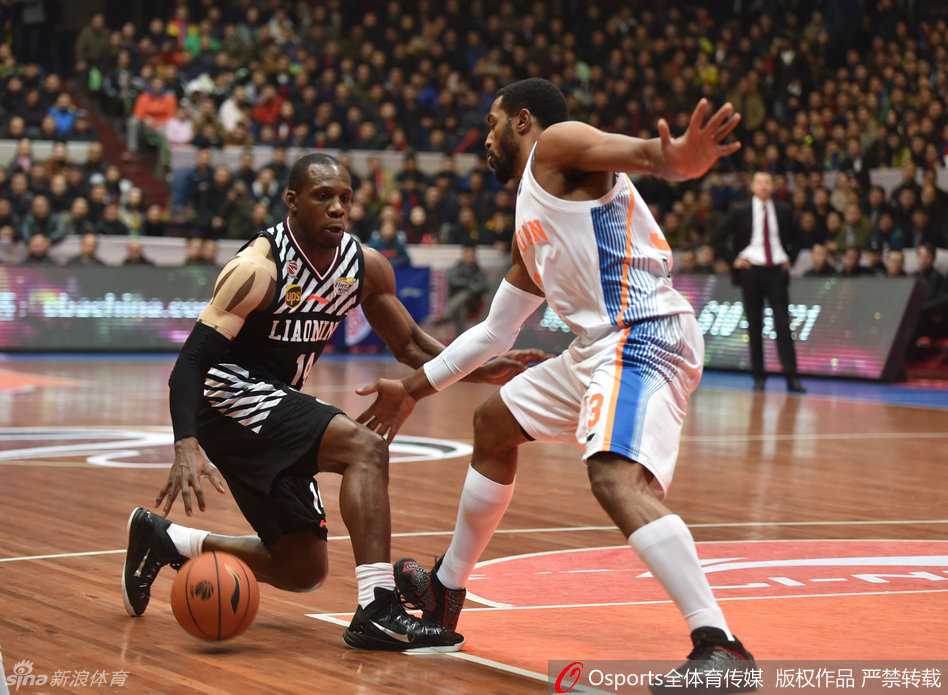 辽川决烽火重燃:郭少妙传联动哈神,哈达迪内线铸就天堑 哈德森闲庭信步般背后运球,眼神中透露着自信与戏谑,戏耍防守者