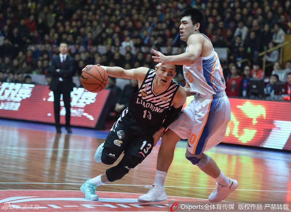 辽川决烽火重燃:郭少妙传联动哈神,哈达迪内线铸就天堑 兰多夫与哈达迪内线激烈卡位,肌肉碰撞,两人眼神中充满对胜利的渴望