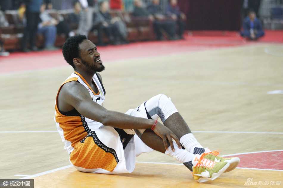 巨大的消耗让富兰克林精疲力竭，他瘫靠在广告牌上，眼神迷离，汗水浸透了球衣，仿佛身体的每一丝能量都被榨干。