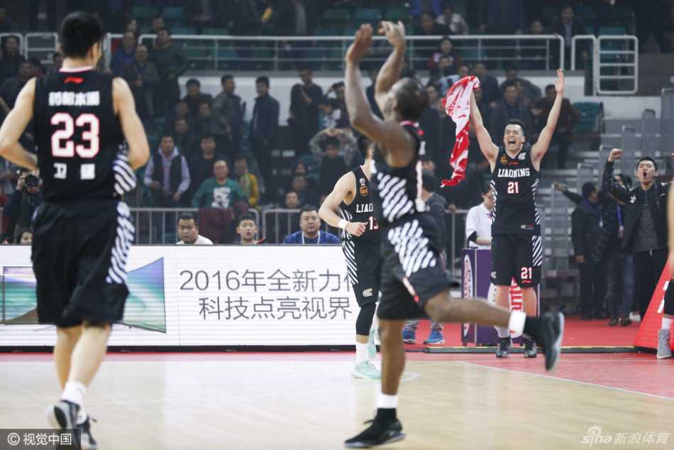 胜利的狂喜在这一刻爆发！辽宁队球员廉明紧握双拳，面目因咆哮而扭曲，用最极致的方式庆祝这场来之不易的三加时苦胜。