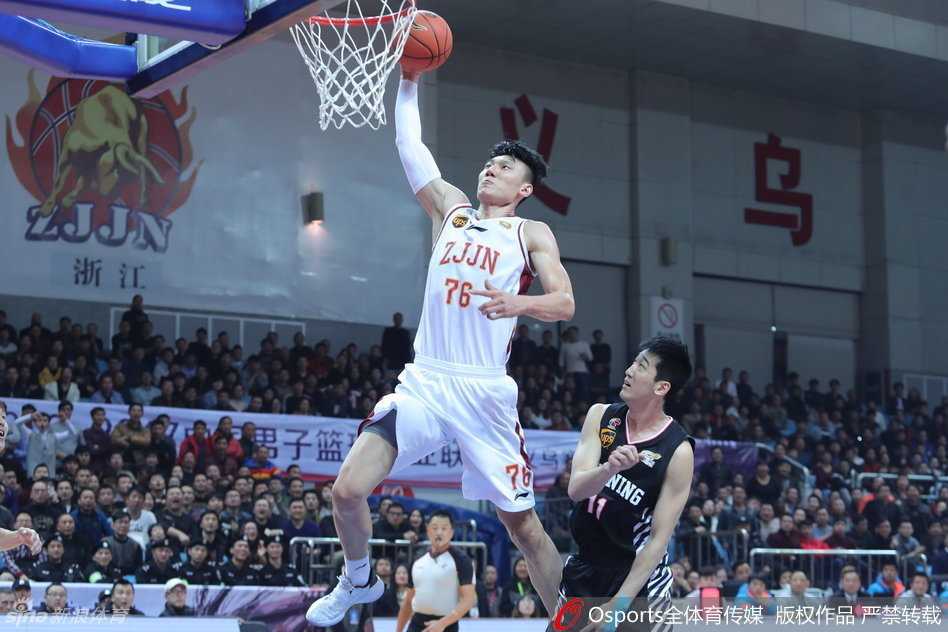 哈德森跃起在空中如弯弓搭箭，面对封盖毫不畏惧，手中的篮球即将离手直飞篮筐