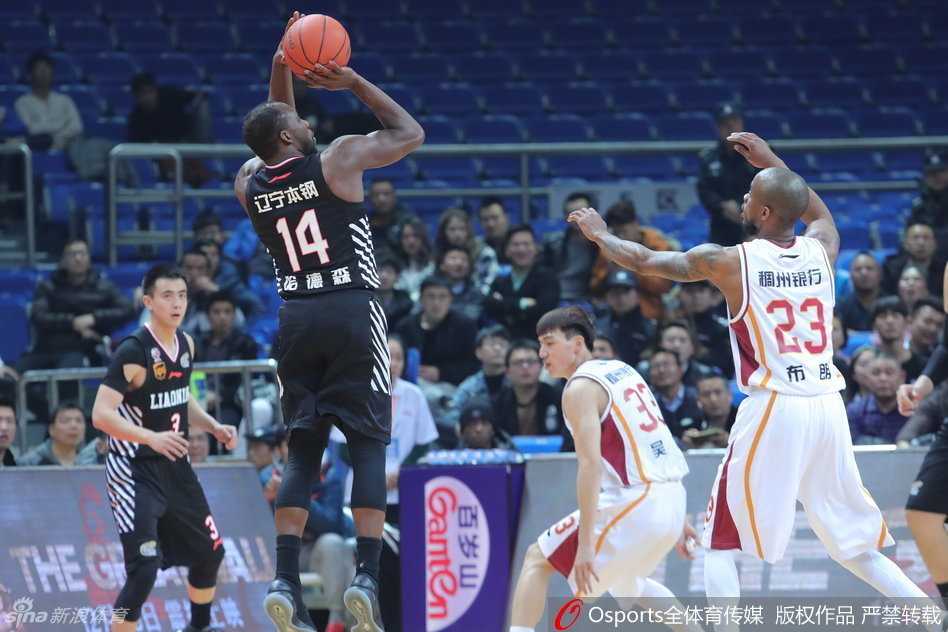 郭艾伦重心压得极低，如猎豹般贴地加速，防守人试图伸手拦截却只能抓到一丝残影