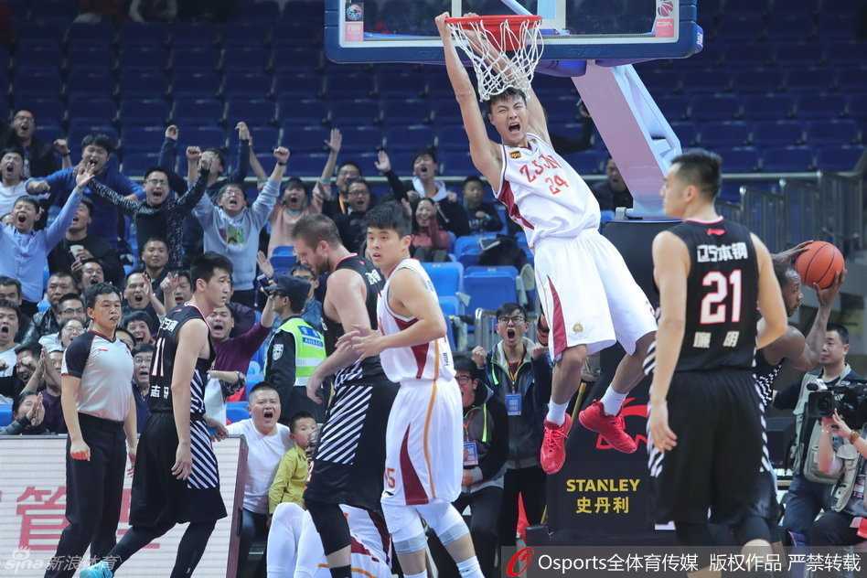 张大宇张开双臂像一座高塔般死死缠住对手，眼神坚毅地紧跟辽宁外线箭头，脚步移动丝毫不慢