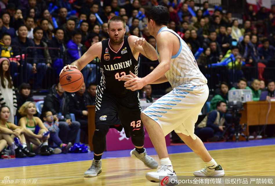 辽疆大战经典回顾:内线搏杀与快攻风暴的巅峰对决 新疆队掀起快攻狂潮,多名球员如离弦之箭般冲向辽宁队半场,掀起黄色风暴