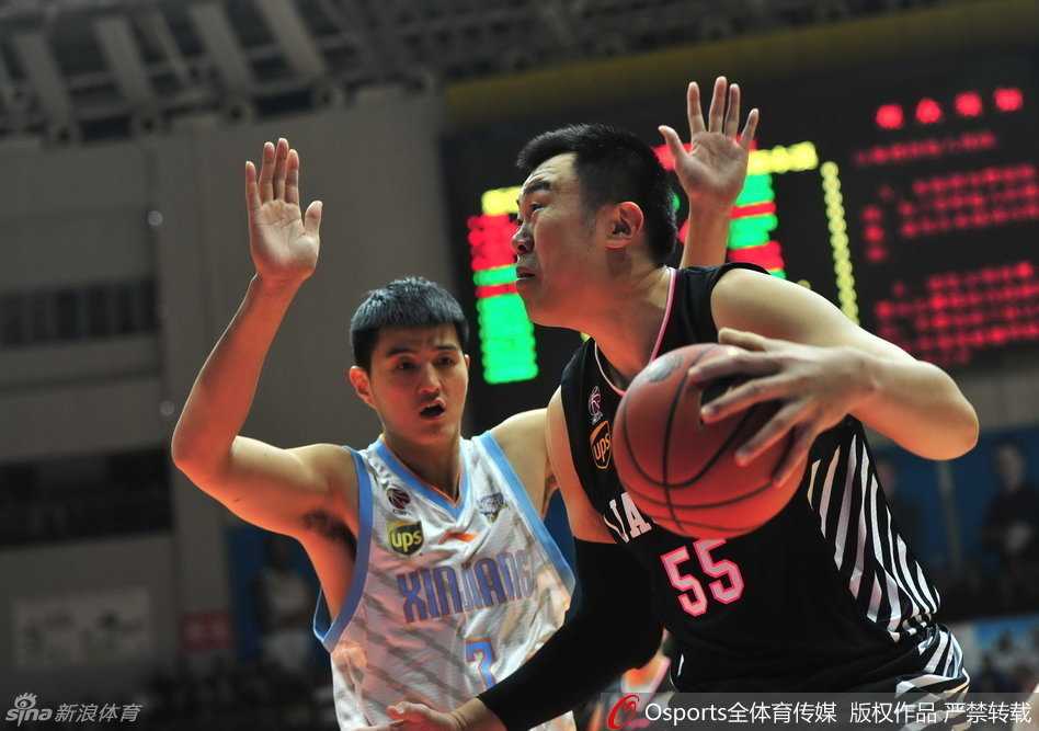 辽疆大战经典回顾:内线搏杀与快攻风暴的巅峰对决 哈德森如利刃般切开新疆队防线,在对抗中高高跃起,手腕轻抖完成标志性的上篮