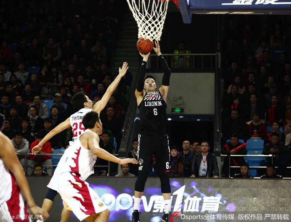 吉林队主教练在场边情绪激动，双手摊开愤怒质疑裁判判罚，现场气氛紧张到了极点。